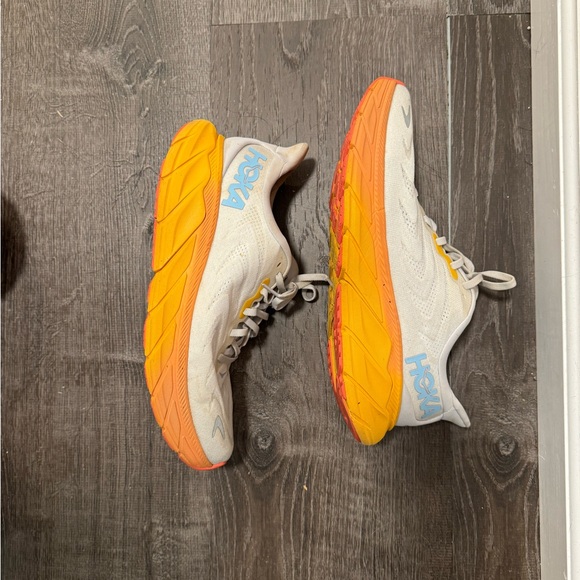 White and Orange Hoka Arahi 6 - Picture 7 of 7